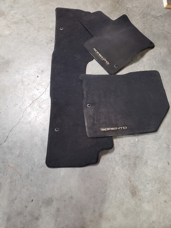 2016-2020 OEM Kia Sorento 4-Door Velour Floor Mats Carpet Black 4Pcs