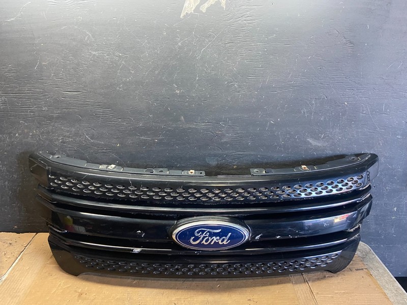 2011 to 2015 Ford Explorer Upper Front Grill Grille Oem R0239 DG