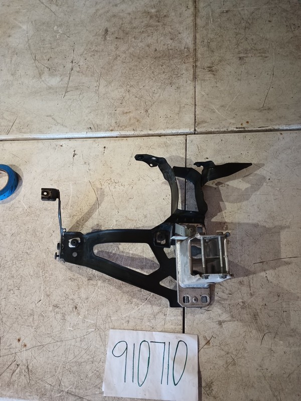 04-10 BMW E60 530i 528i Front Right Radiator Support Headlight Mounting Bracket