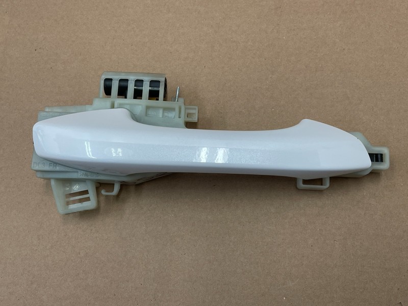 21 22 23 24 Kia K5 Front Right Passenger Exterior Door Handle White 1652 OEM