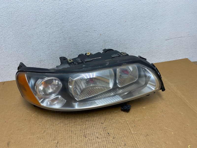 2005 to 2007 Volvo XC70 V70Passenger Right Passenger RH Headlight AE0556 DW