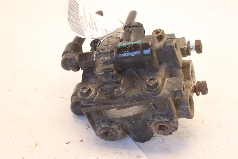 2013 VOLVO VNL 670 BENDIX T-5019483 ANTILOCK TRACTION RELAY VALVE OEM