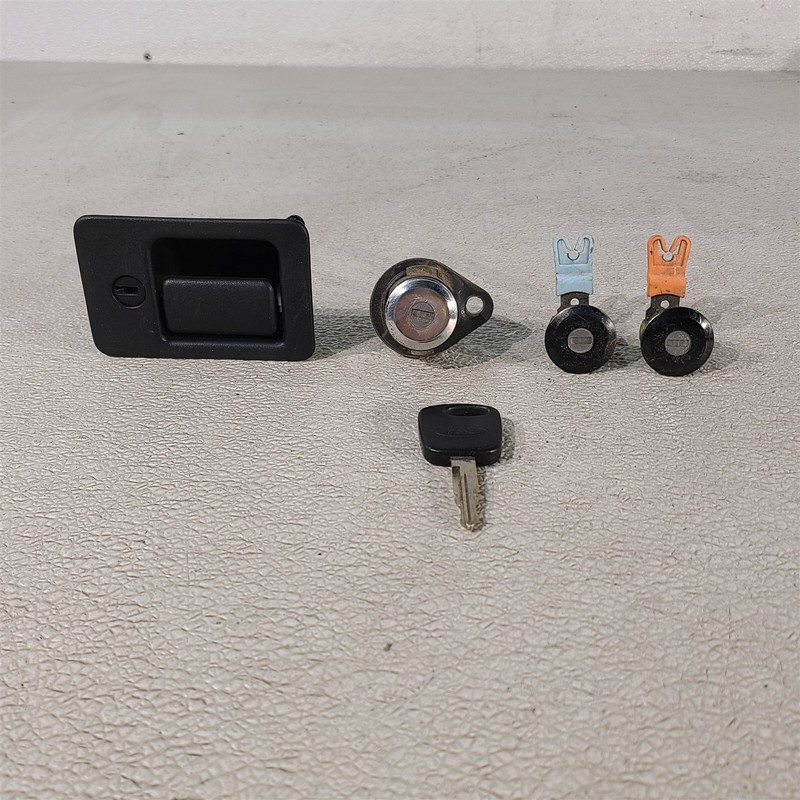 1998 Mustang Gt Trunk Door Glove Box Locks (1) Key Aa7482