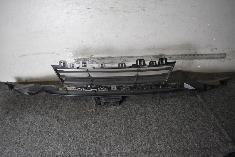 2018 BMW 340i xDrive Replacement Front Bumper Cover Grille - BM1036176