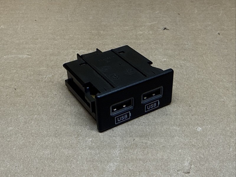 2014-2021 Jeep Grand Cherokee Dual USB Port Plug 68145567AA
