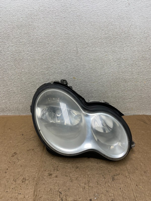 2005 to 2007 Mercedes-Benz C-Class Right Passenger Side Headlight Oem AA4246 DW