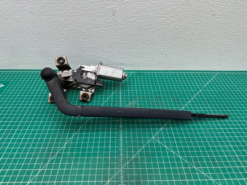 05-16 LAND ROVER REAR HATCH GLASS WIPER ARM BLADE W/ MOTOR OEM