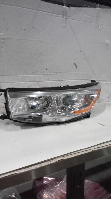 Used Left Headlight Assembly fits: 2015 Toyota Highlander bright chrome Left Gra