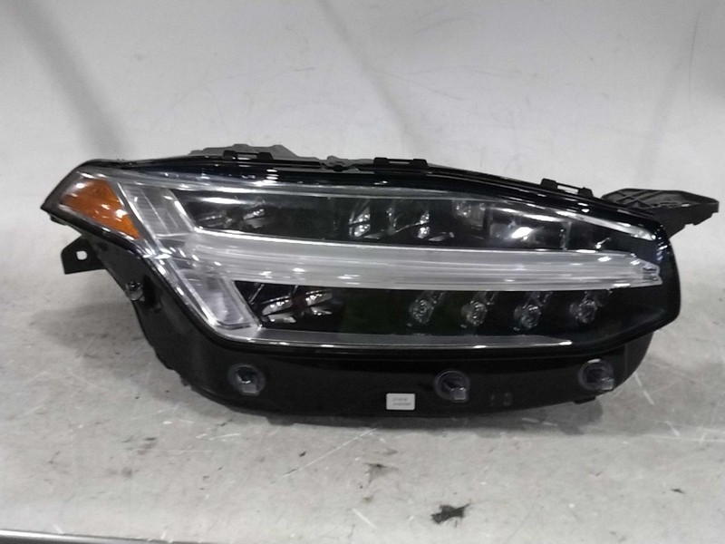 Used Right Headlight Assembly fits: 2017 Volvo XC90 LED w/adaptive headlamps Rig