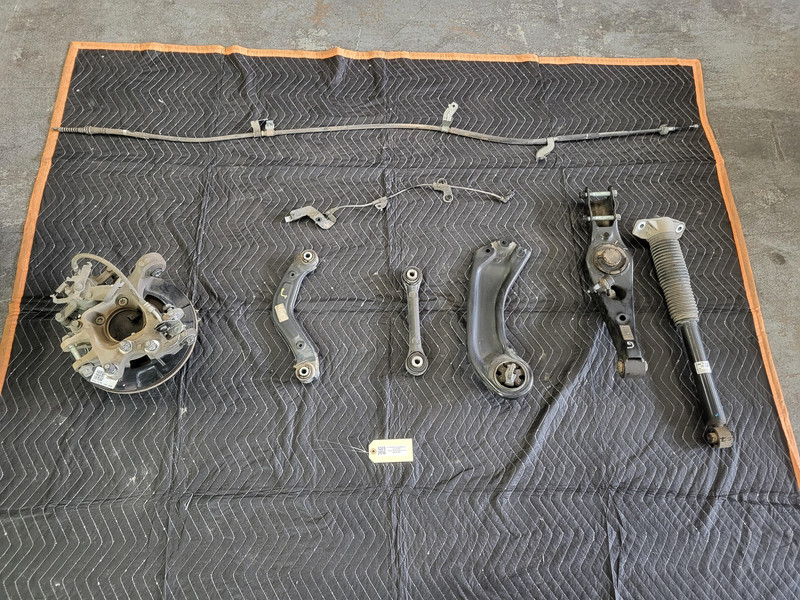 KIA SORENTO 2022 2.5L 2WD Right Passenger Rear Suspension Knee USED OEM 21-24