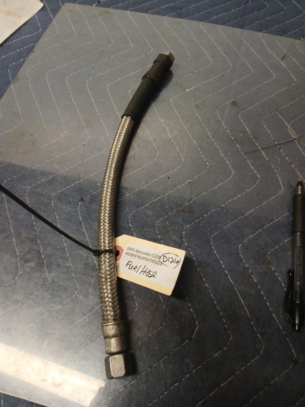03-05 MERCEDES-BENZ W203 C230 FUEL RAIL LINE HOSE PIPE E4098