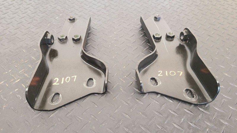 00-06 GMC Yukon Rear Bumper Mounting Brackets Pair OEM 15008432