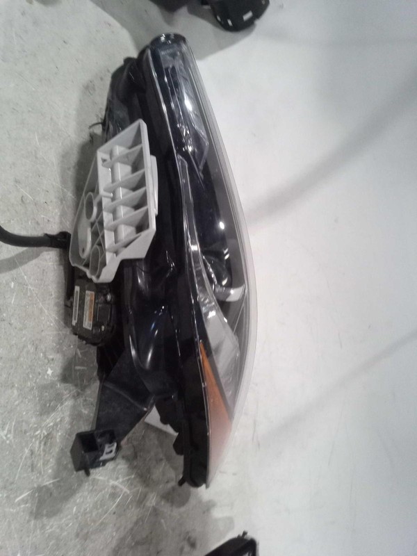2019 INFINITI QX60 Left Headlight Assembly Red 677740, 88K Miles, Used