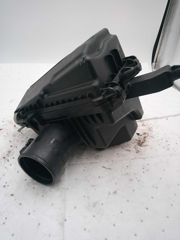 2019 Nissan Rogue Air Cleaner Assembly OEM Grey 2.5L 88000 Miles Used