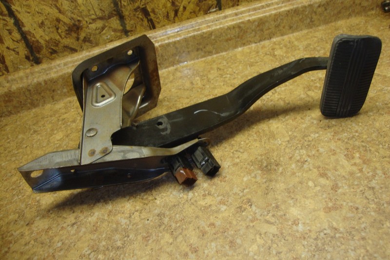 2005 Nissan Altima 2.5S 2.5 L S SL Brake Pedal Lever Foot Mount Bracket 05