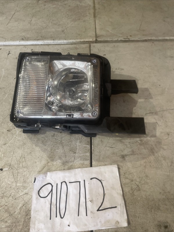 04 - 09 CADILLAC SRX OEM FOG MARKER LIGHT PARKING LAMP FRONT LEFT BUMPER MOUNTED