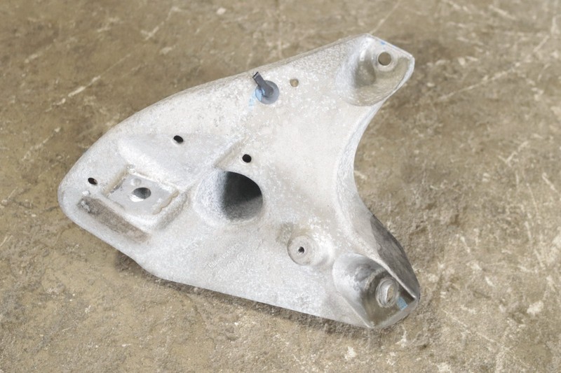 16-24 Chevrolet Camaro 6.2l Right Side Engine Mount Bracket OEM 84046829 *USED*