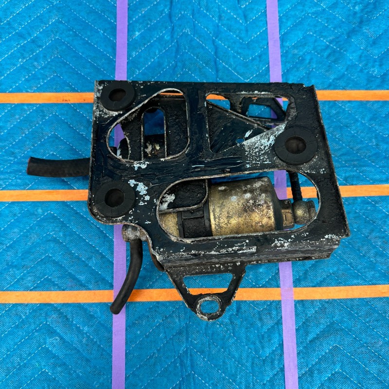 1987–1991 Volvo 780 Bertone 2.3L Fuel Pump Assembly With Bracket And Filter OEM