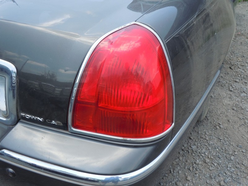 2003-2011 Lincoln Town Car Quarter Panel Mounted Tail Light Passenger Right