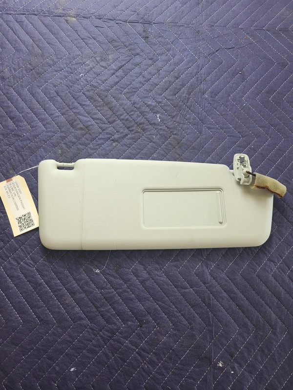 Used Oem Volkswagen Right Passenger Sun Visor for Passat 561857552AE2F4 2020