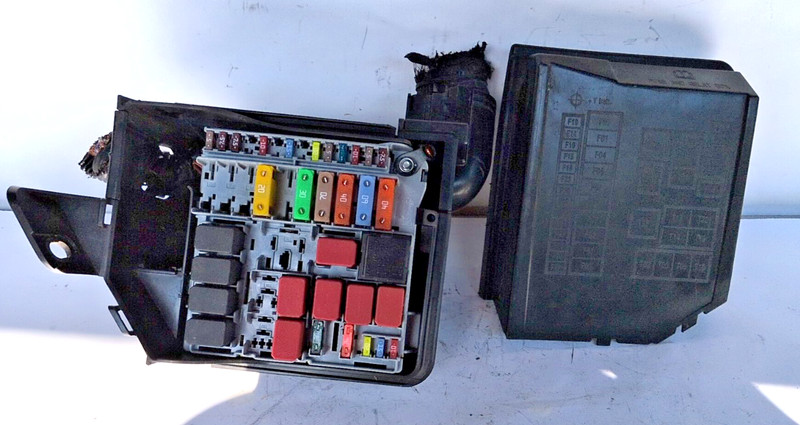 2012 2013 Fiat 500 1.4L L4 M/T Engine Compartment Fuse Box Junction OEM
