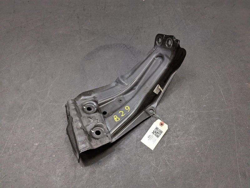 Front Right Fender Reinforce Bracket 2018 BMW 430i 51617426590 2017 2019 2020