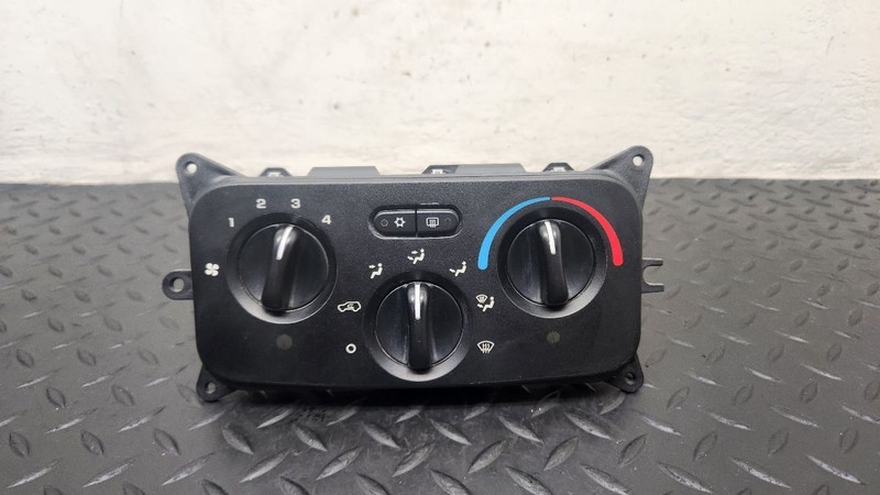 04-07 Jeep Liberty Temperature Heater Climate Control W/ AC OEM 55037533AD