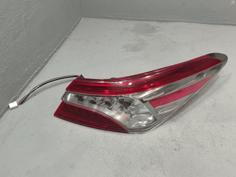 TOYOTA CAMRY 2018-2020 REAR PASSENGER SIDE OUTER TAILLIGHT LAMP LED OEM