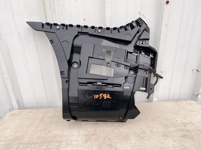 16-19 BMW 750i REAR LEFT SIDE BUMPER OUTER SUPPORT BRACKET W/AIR GRILLE 66972