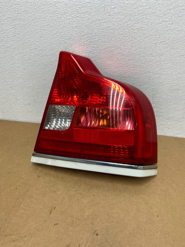 2004 - 2006 Volvo S80 Right Passenger RH Side Tail Light OEM AC1721 DG
