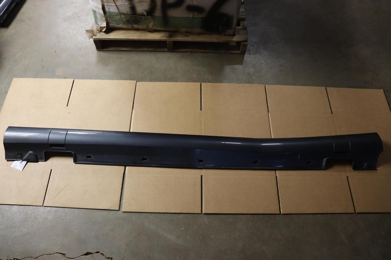 2010-2016 MERCEDES E-CLASS E350 W212 SEDAN LEFT DRIVER ROCKER MOLDING GRAY OEM