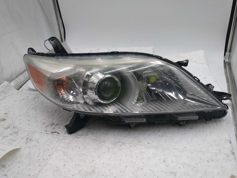 2018 Toyota Sienna Right Headlight Assembly Brown OEM Used 117437 123K Miles