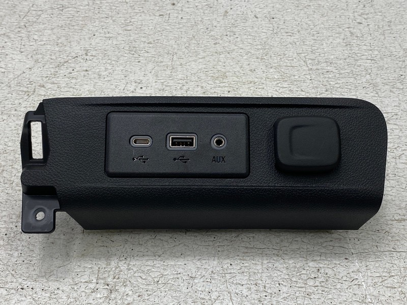 2020-2023 BUICK ENCORE GX FRONT DASHBOARD CHARGING & AUX PORT OEM LOT761