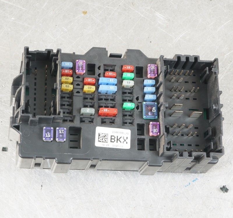 2014-2018 Chevy Silverado 1500 Passenger Right Cabin Fuse Box Wiring Block OEM
