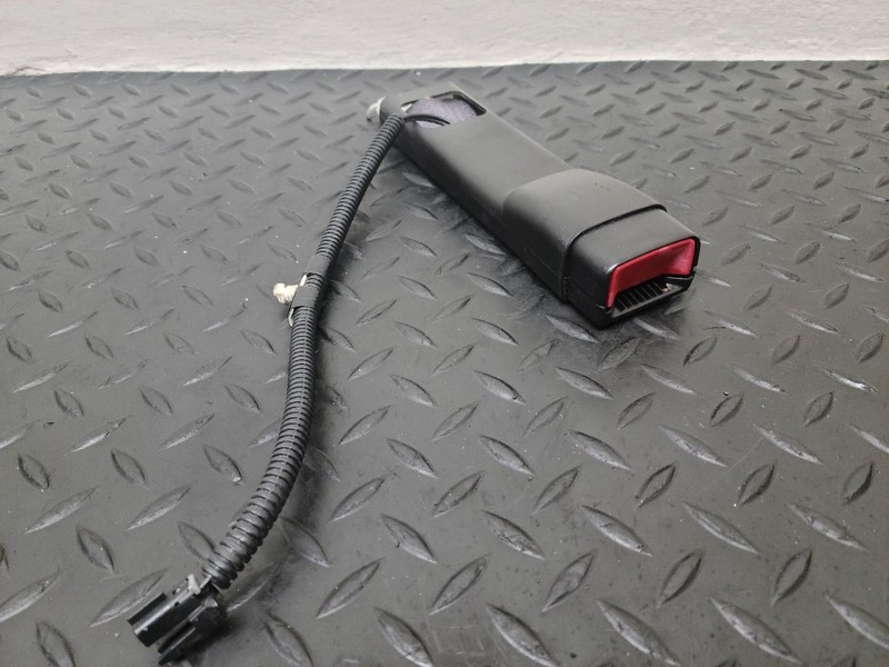 07-13 Chevrolet Silverado 1500 Left Driver Seat Belt Buckle Black OEM 19121537