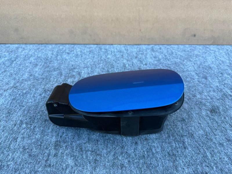 KIA STINGER 18-23 OEM FUEL FILLER GAS LID DOOR WITH HOUSING FRAME TRIM (BLUE)