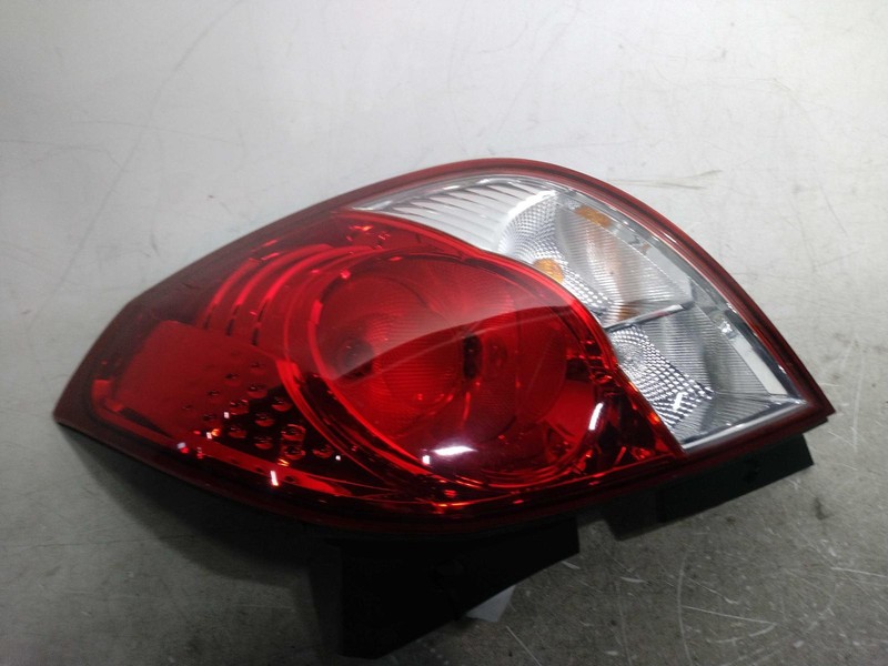 2009 Saturn VUE Right Tail Light Assembly Tan 564717 OEM Used 128K Miles