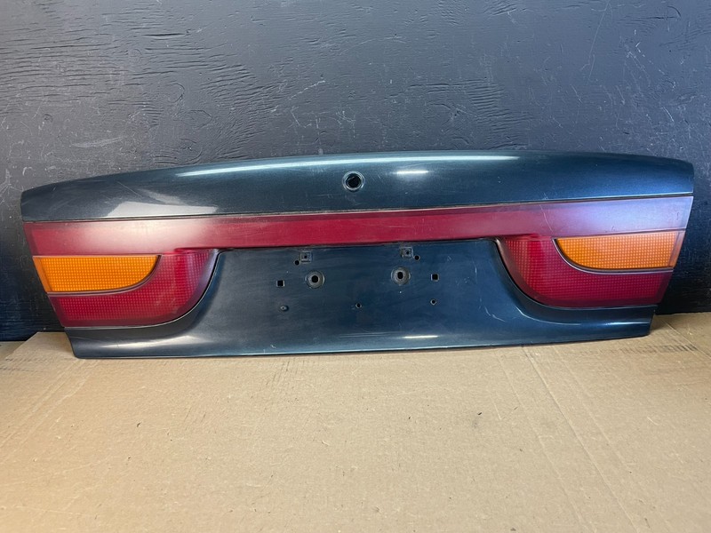 2000-2002 Saturn SL2 Sedan Center Tail Light Lid Trunk Rear PanelAD0101DG