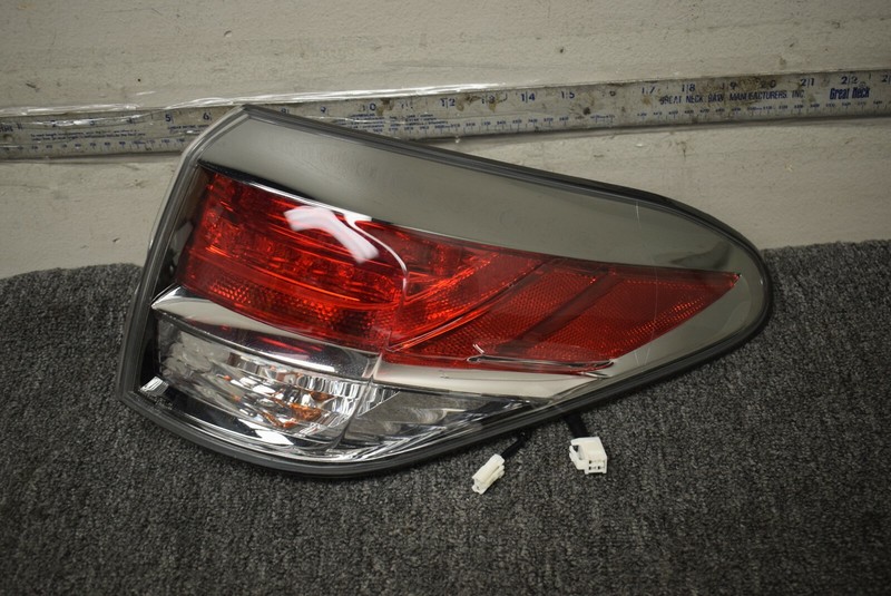 TOYOTA RIGHT SIDE TAIL LIGHT FACTORY OEM