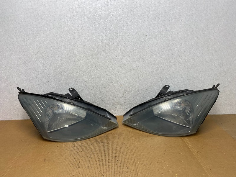 2000 to 2002 Ford Focus Left+Right Set Halogen Headlights AE0607 DW