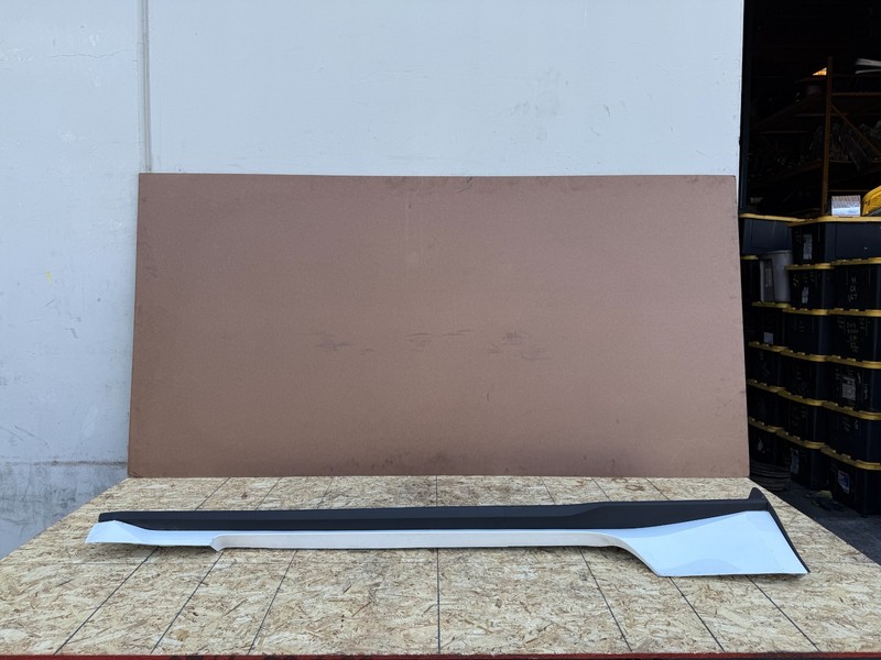 FORD MUSTANG GT 2024-2026 RIGHT PASSENGER SIDE SKIRT ROCKER MOLDING PANEL WHITE