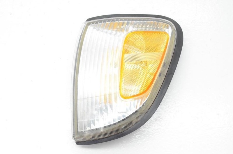 2000 Toyota Tacoma 3.4L Driver Left Front Turn Signal Lamp HAS CRACK IN LENSE
