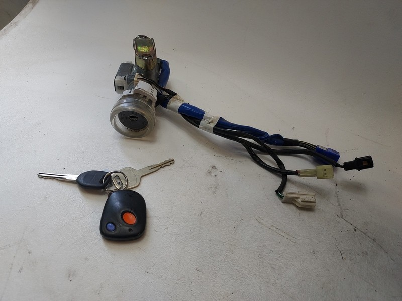 2003-2004 Subaru Forester Conventional Ignition Switch with 2 Keys & 1 Fob OEM