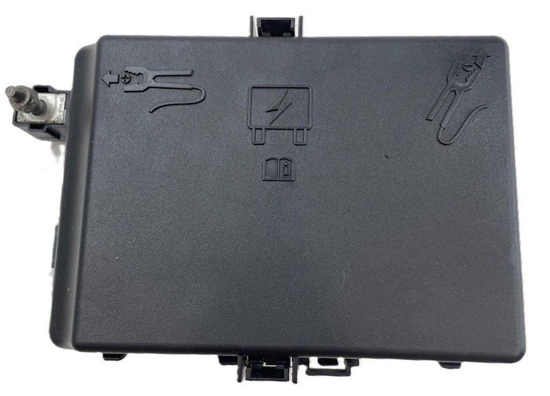 2014-2017 Maserati Quattroporte Engine Relay Fuse Box OEM 670007387