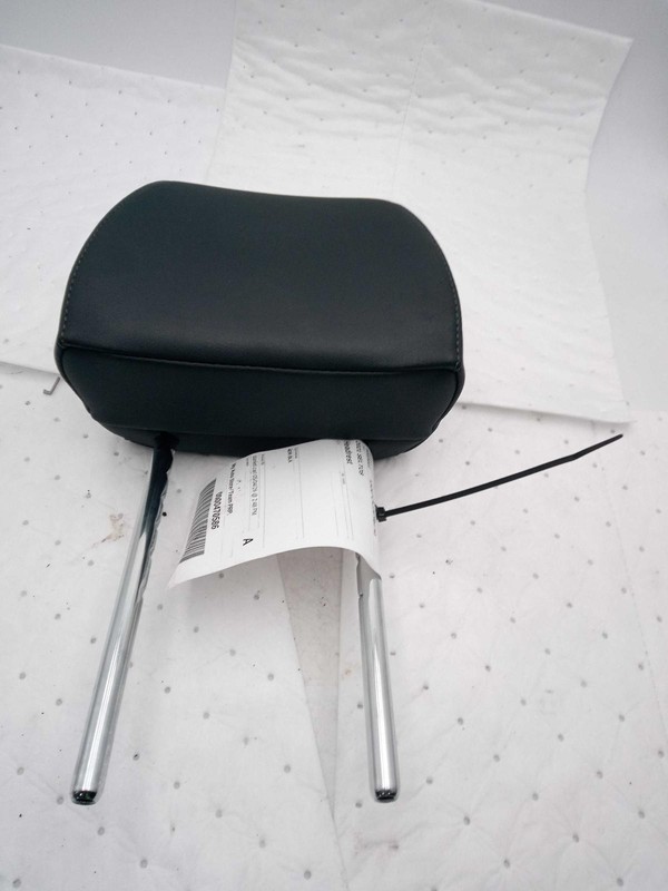 2021 Kia Seltos Headrest - White - Used - 61000 Miles - OEM Replacement