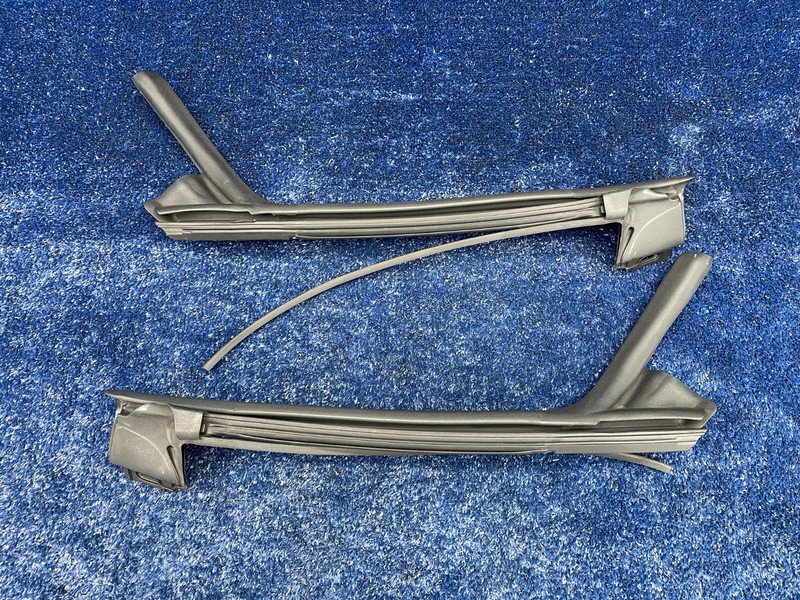 2016–2019 Buick Cascada Front Door Window Weatherstrip Set OEM 13370007 13370008