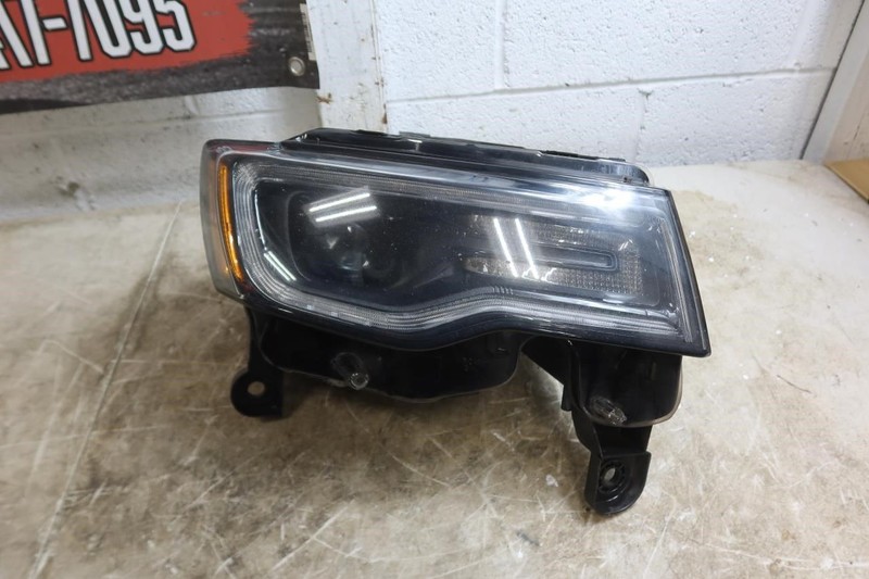 2019-2022 Jeep Grand Cherokee OEM Right Passenger HID Xenon Headlight 68426872