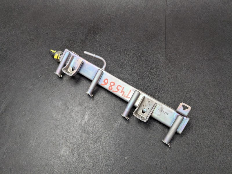 Upper Fuel Rail 2020 Toyota RAV4 23814-F0022 2019 2021 2022 2023 2024