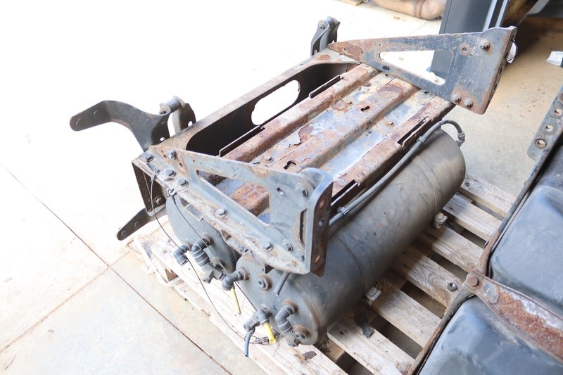2017-2024 FREIGHTLINER CASCADIA 126 AIR TANK DUAL W/ BATTERY BOX TRAY OEM