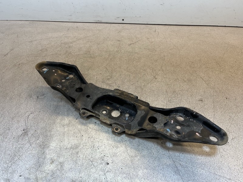 2015 Subaru Impreza Automatic Transmission Crossmember Mount Bracket